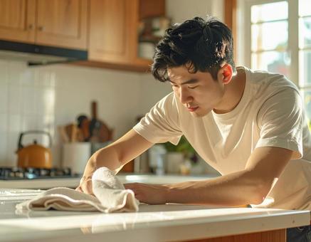 キッチンで作業をする男性 キッチンで作業をする男性の写真