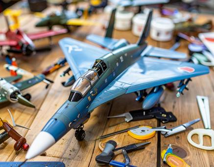 木のテーブルの上の古い戦闘機のプラモデル 木のテーブルの上の古い戦闘機のプラモデルの写真