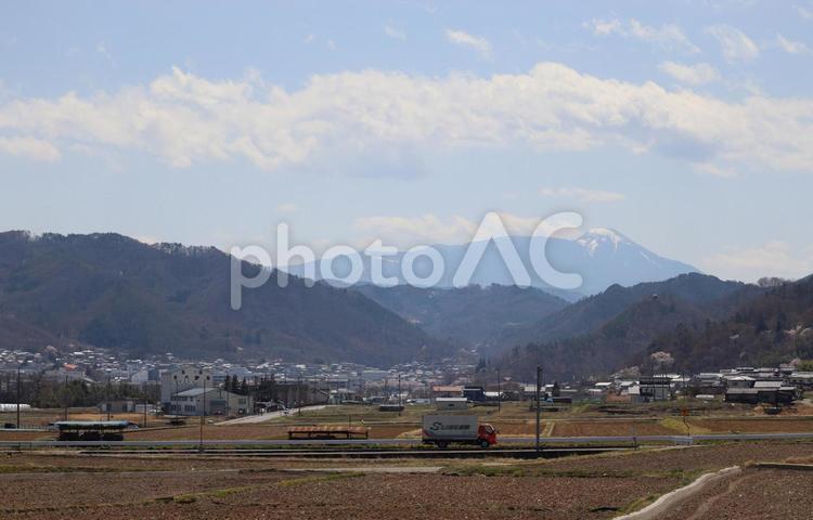 田舎風景とトラック 風景,田舎,田んぼの写真素材