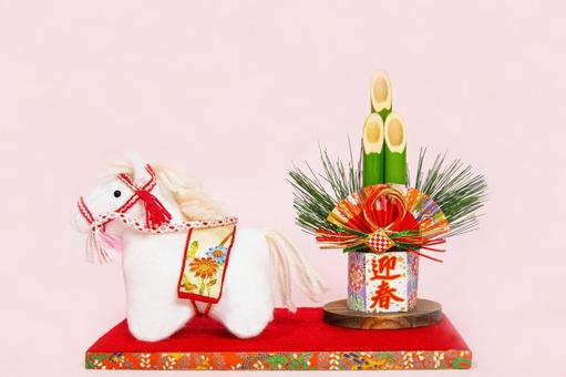 午年年賀状 白馬と門松飾り 午年年賀状 白馬と門松飾り 午年,年賀状,白馬の写真素材