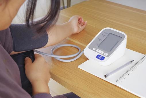 家庭用血圧計で血圧を測定する人の手元 血圧,血圧計,測定の写真素材
