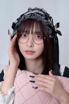 クッションを抱える地雷系女子 クッションを抱える地雷系女子 眼鏡,メガネ,20代の写真素材