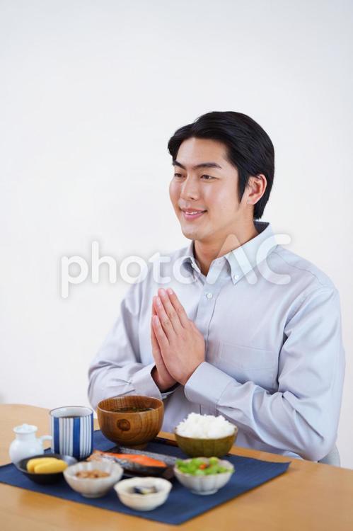 笑顔でいただきますのポーズをする男性 男性,いただきます,朝食の写真素材