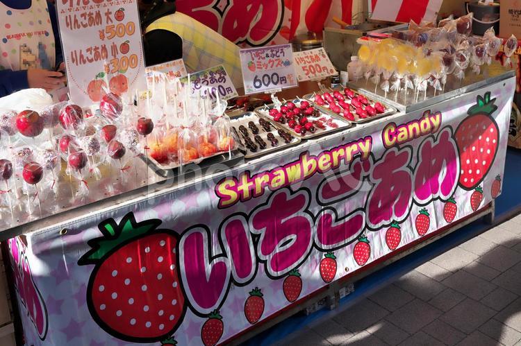 屋台のいちごあめ いちごあめ,ぶどうあめ,りんごあめの写真素材