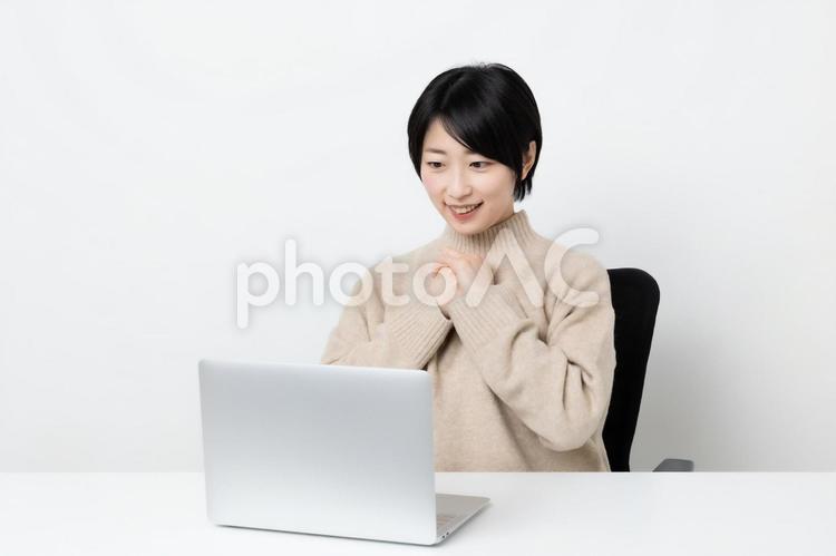仕事で嬉しいことがあった女性 女性,女子,女の写真素材