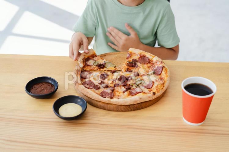 ピザをこれから食べる男の子の顔なし 男の子,人物,ピザの写真素材
