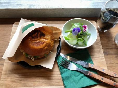 ハンバーガーとお花のサラダとコーヒー ハンバーガー,サラダ,花の写真素材