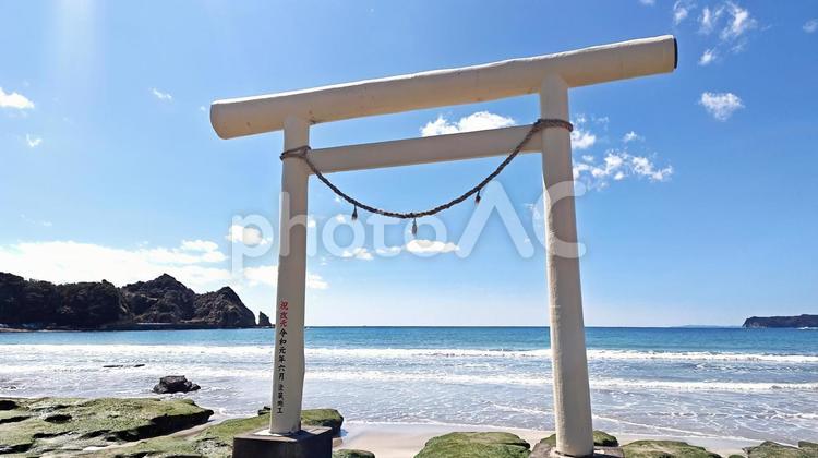 海の鳥居 晴れ,景色,ハイキングの写真素材