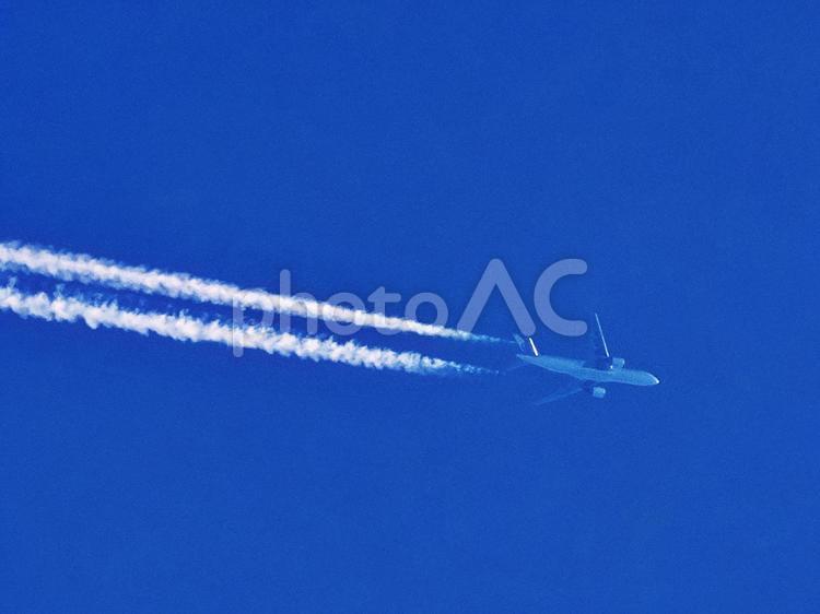 青空を進む旅客機のシルエット4 空,飛行機雲,雲の写真素材