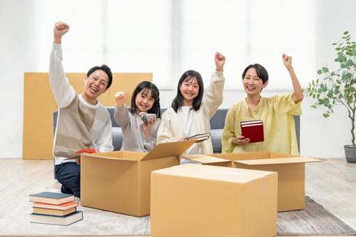 ダンボールに物を入れる家族 ダンボールに物を入れる家族 家族,引っ越し,引越しの写真素材