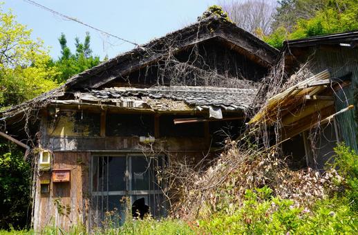 廃墟と化した民家 廃墟と化した民家 廃墟,空き家,廃屋の写真素材