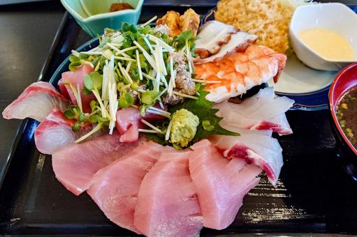 Photo, bowl of rice topped with sashimi, sashimi, bowl items, 
