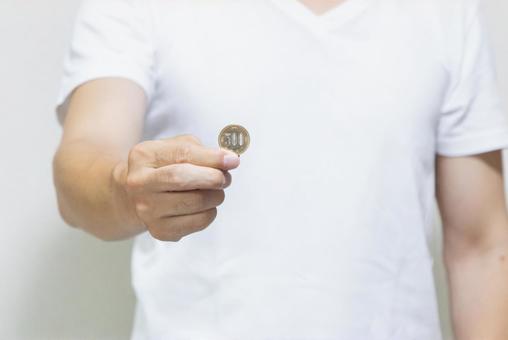 新五百円を見せる男性 新五百円を見せる男性 新五百円,日本円,500円の写真素材
