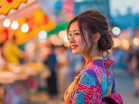 祭りを楽しむ女性 祭りを楽しむ女性の写真