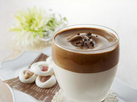 ダルゴナコーヒー ダルゴナコーヒー ダルゴナコーヒー,マシュマロクッキー,飲み物の写真素材