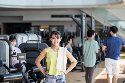 ジムでトレーニングをする若い女性 ジム,フィットネス,トレーニングの写真素材