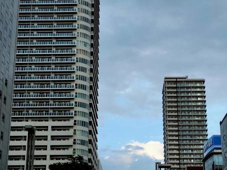 ビルの谷間　高層マンションと白い雲 ビルの谷間,高層マンション,タワーマンションの写真素材