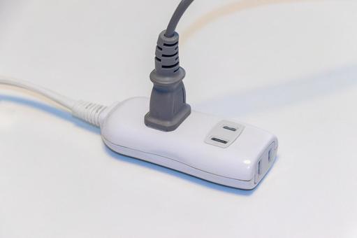 電源タップに差し込まれたプラグ 電源タップ,プラグ,延長コードの写真素材