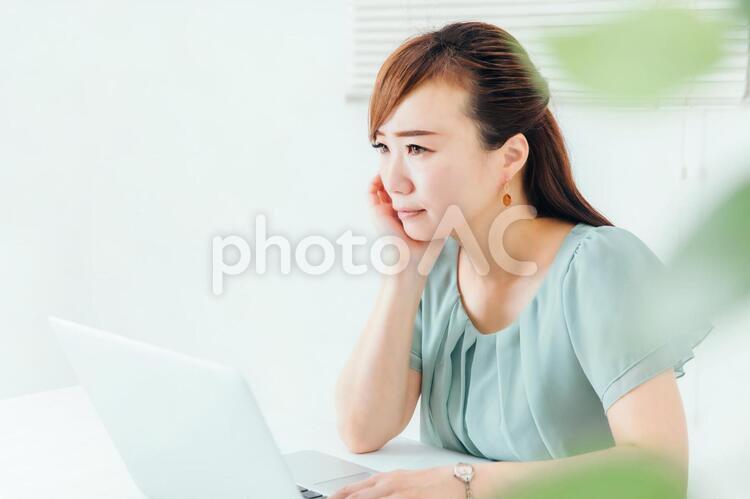PCを使うビジネスウーマン ol,考える,悩むの写真素材