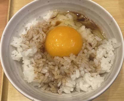 玉子かけご飯 醤油 卵黄 玉子かけご飯 醤油 卵黄の写真