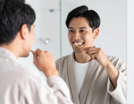歯を磨く男性 歯を磨く男性の写真