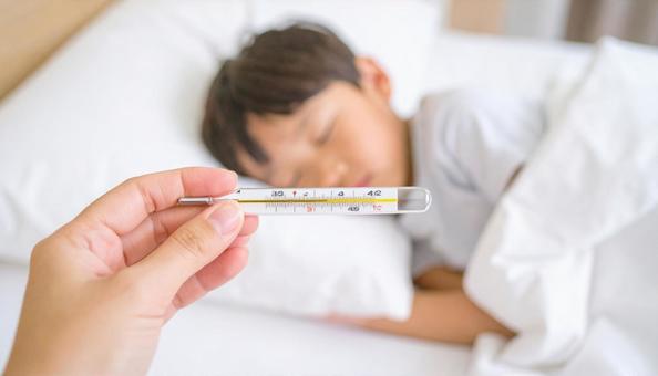 体温計を持つ母親の手と体調不良の子供 体温計を持つ母親の手と体調不良の子供の写真