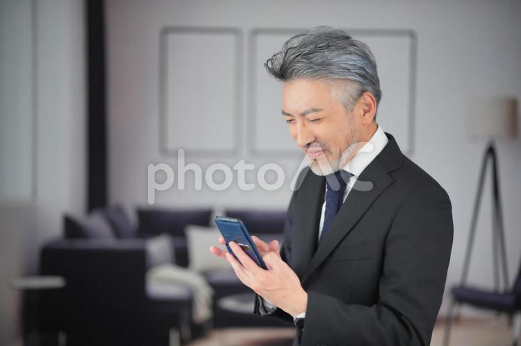 スマホを見ている男性 男性,シニア,働くの写真素材