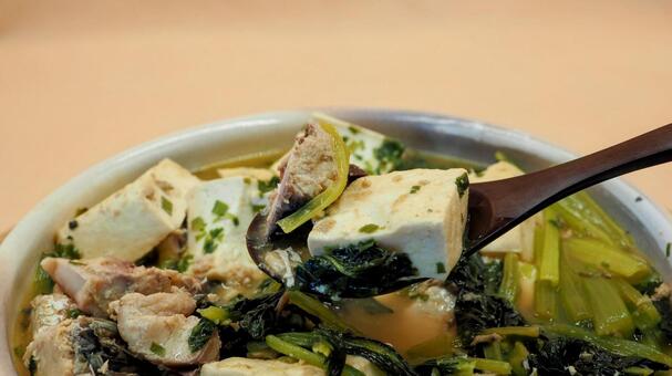 手作り・鯖水煮の肉豆腐風（食べるシーン） 鯖水煮の肉豆腐風,手作り,鯖水煮の写真素材