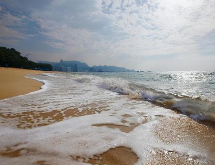 波打ち際の白い波と砂浜 波打ち際の白い波と砂浜の写真