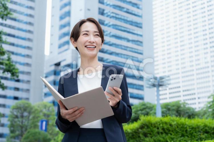 オフィス街で働くミドルのビジネスウーマン ビジネス,女性,スマホの写真素材