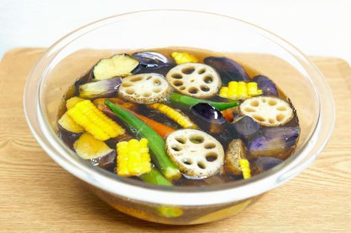 夏野菜の揚げ浸し(ボウル引き) 夏野菜の揚げ浸し(ボウル引き) 夏野菜,揚げびたし,副菜の写真素材