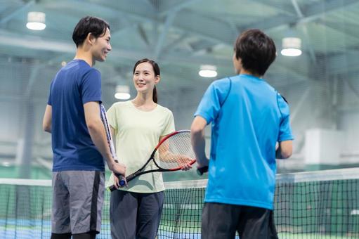 スポーツジムでテニスをする若い男女 テニス,テニススクール,スポーツジムの写真素材