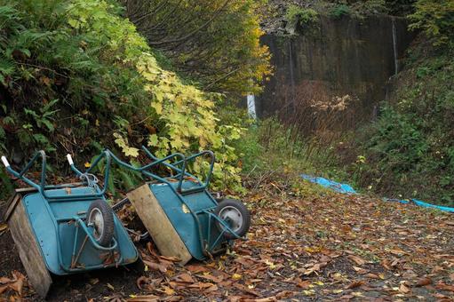 砂防と一輪車 砂防と一輪車 一輪車,ネコ車,砂防の写真素材