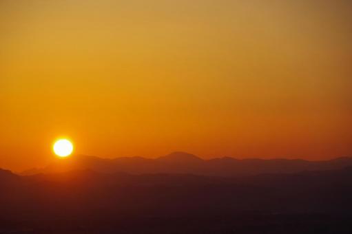 朝日と山並み 空,朝焼け,染めるの写真素材