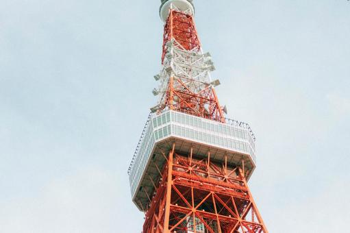 東京タワーの展望台付近 東京タワーの展望台付近 東京タワー,展望台,見上げるの写真素材