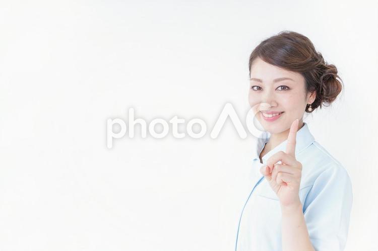 指をさす看護師 健康,お知らせ,日本人の写真素材