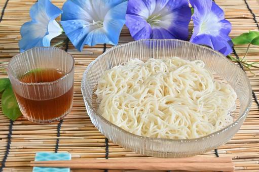 そうめんと朝顔 そうめんと朝顔 そうめん,めんつゆ,麺類の写真素材