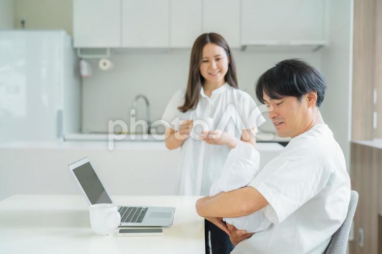 テレワークする女性と男性 テレワーク,赤ちゃん,夫婦の写真素材