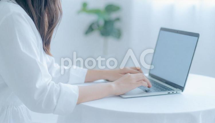 ノートパソコンを使用している女性 ノートパソコン,女性,動画編集の写真素材