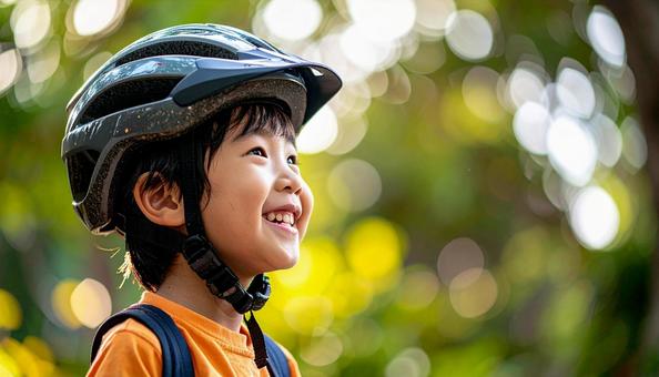 自転車用ヘルメットをかぶる男の子 自転車用ヘルメットをかぶる男の子の写真