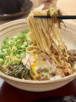 具沢山のまぜそば 具沢山のまぜそば ネギ,ひき肉,卵の写真素材