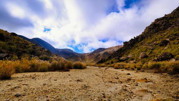 すがもり越えをし坊がつるに向かう道 九重,ハイキング,自然の写真素材