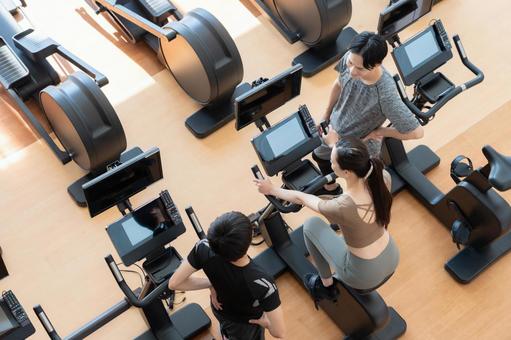 スポーツジムでトレーニングをする若い男女 スポーツジム,フィットネス,ダイエットの写真素材