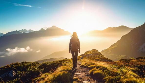 山頂の山道を歩く女性のシルエット 山頂の山道を歩く女性のシルエットの写真