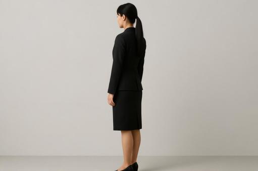 裁判室に入る女性証人 裁判室に入る女性証人の写真