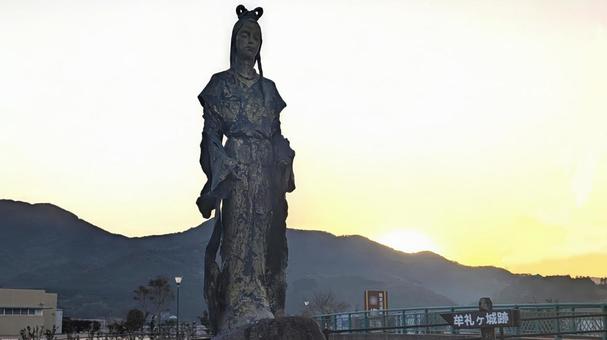 朝日を浴びるコノハナサクヤヒメ像 朝日を浴びるコノハナサクヤヒメ像の写真