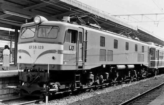 停車中のEF58 129号機 停車中のEF58 129号機の写真