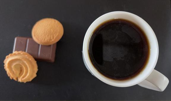 ドリップコーヒーとチョコレートとクッキー コーヒータイム,コーヒーブレイク,ドリップコーヒーの写真素材