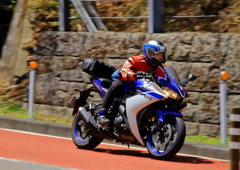 オートバイで山岳ツーリング オートバイで山岳ツーリング オートバイ,中型,yamahaの写真素材