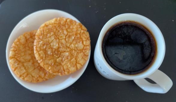 ドリップコーヒーと大判揚げせん味かるた ドリップコーヒーと大判揚げせん味かるたの写真
